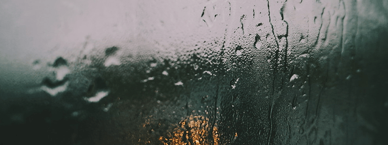 glass-window-drippling-with-water-drops