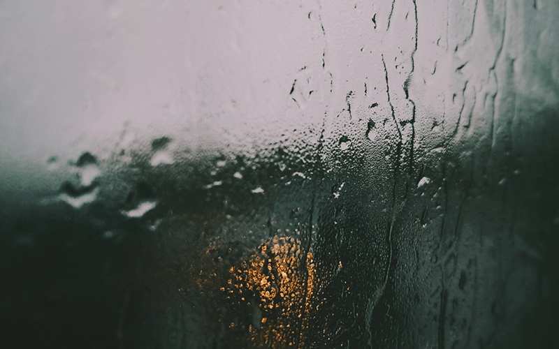 glass-window-drippling-with-water-drops